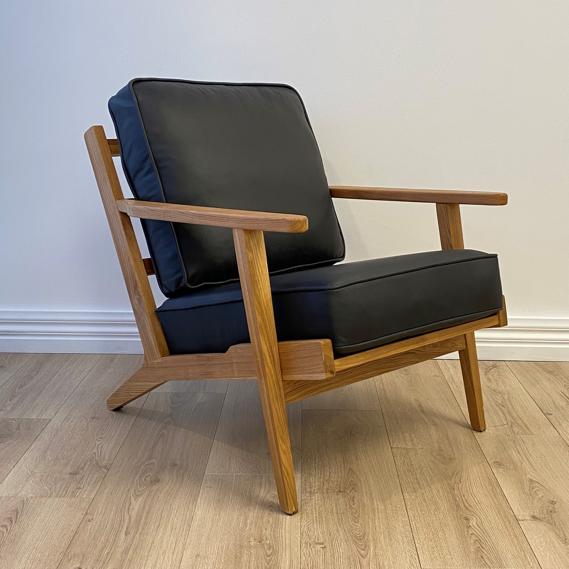 Lodge Armchair - Black Leather, Oak Frame 71x89x78 cm
