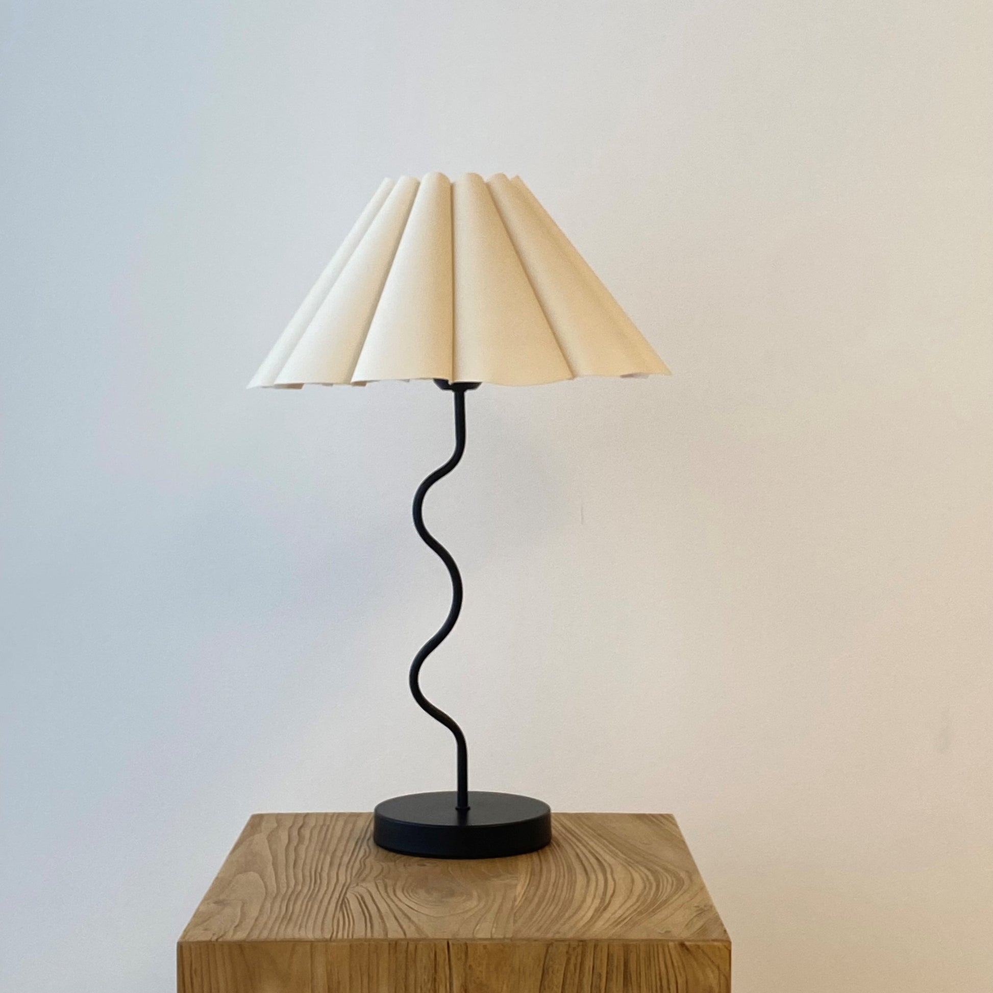 Wavy Table Lamp - Black 36x57 cm