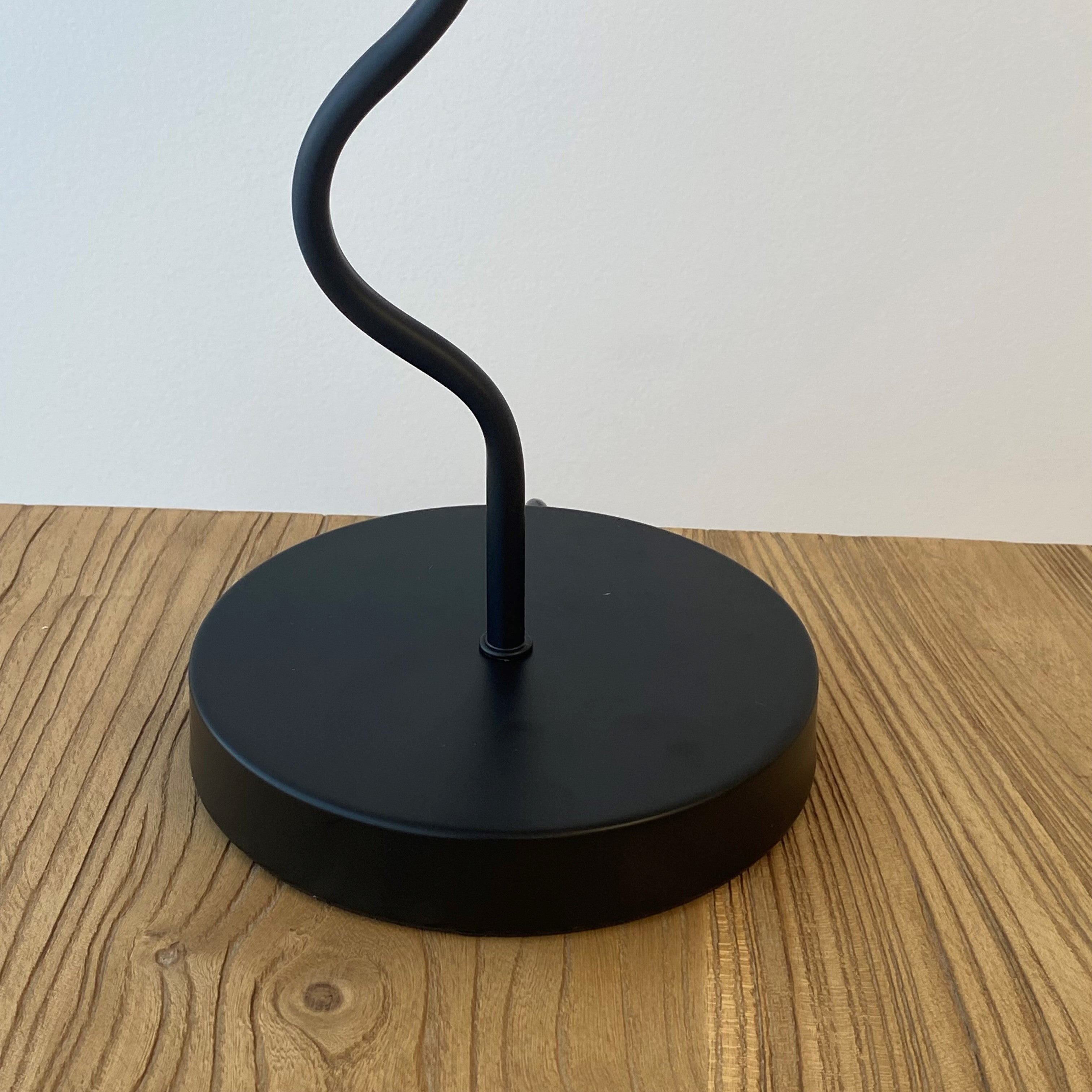Wavy Table Lamp - Black 36x57 cm