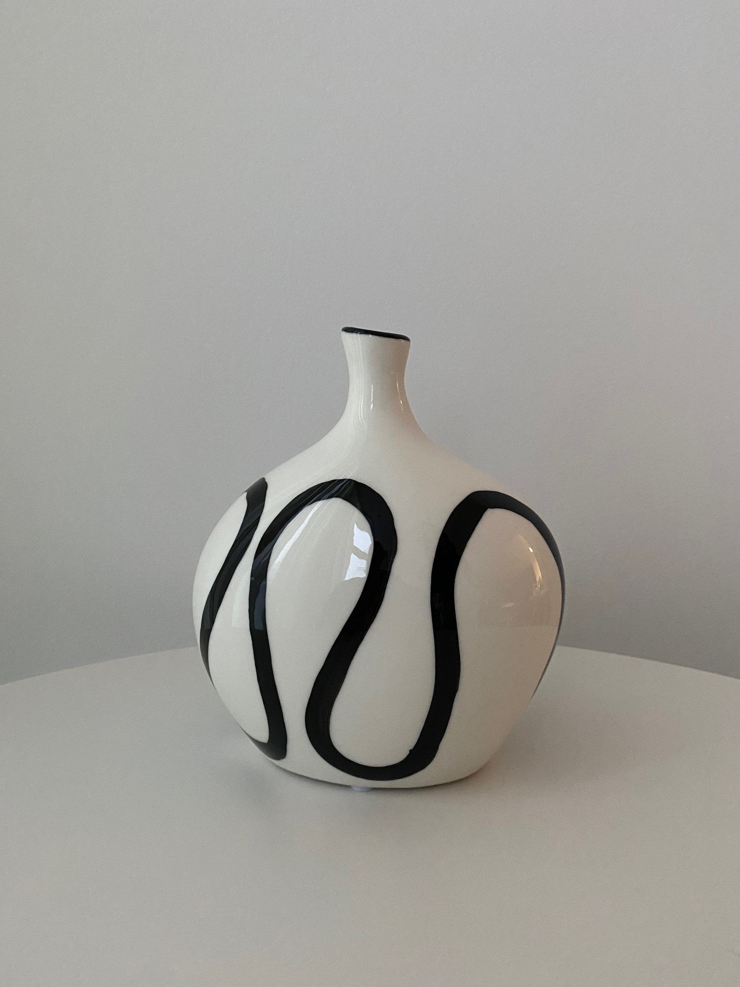 Ceramic Line Vase, Small 16x12x18.5 cm